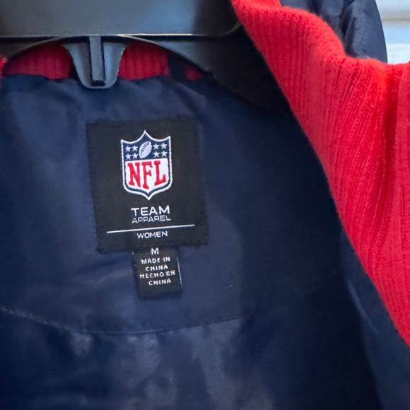 NE Patriots Puffer Vest - Picture 4 of 6